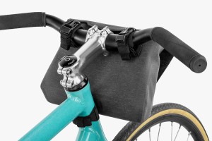 apidura-city-handlebar-pack-2l-on-bike-4.jpg