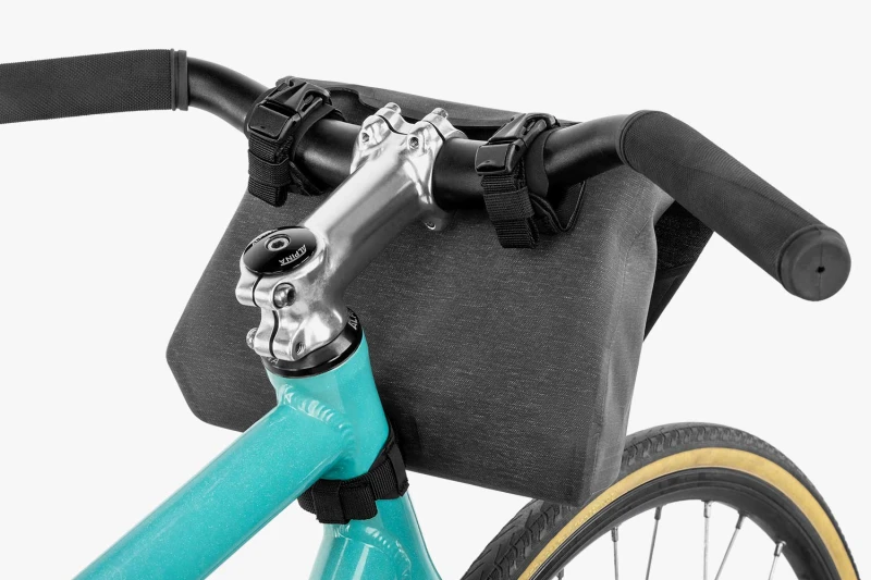 apidura-city-handlebar-pack-2l-on-bike-4.jpg
