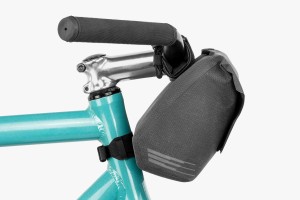apidura-city-handlebar-pack-2l-on-bike-3.jpg