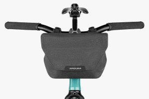 apidura-city-handlebar-pack-2l-on-bike-1.jpg