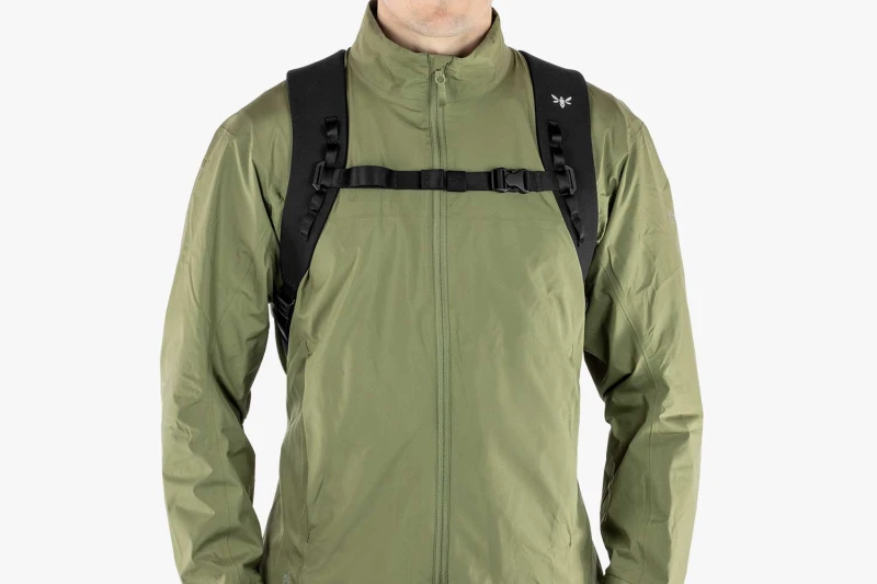 apidura-city-backpack-17l-on-body-5.jpg
