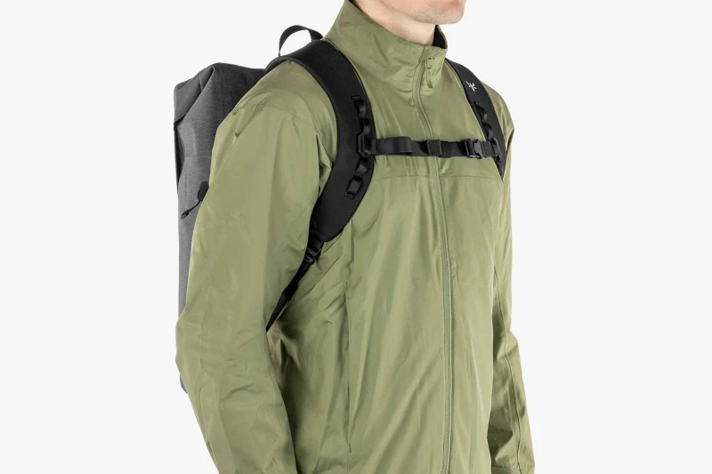 apidura-city-backpack-17l-on-body-4-1.jpg