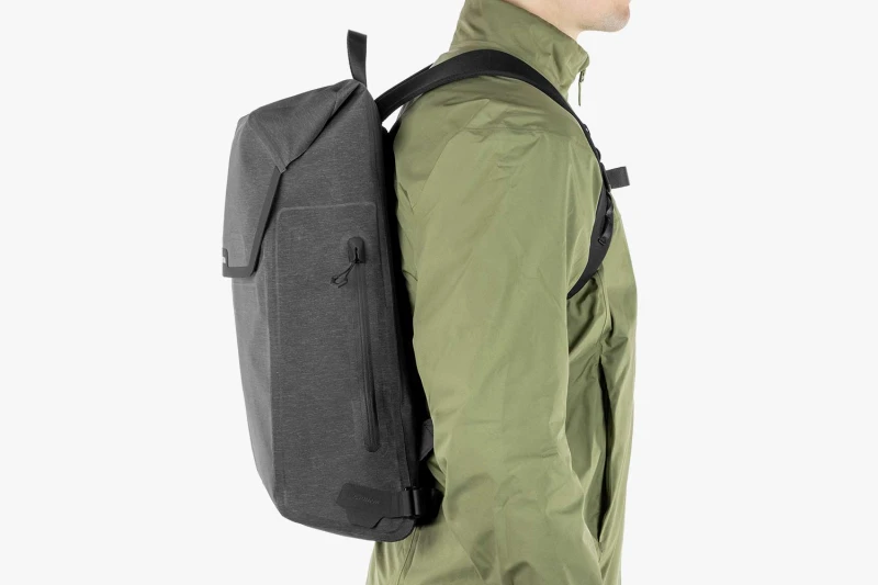 apidura-city-backpack-17l-on-body-3-1.jpg