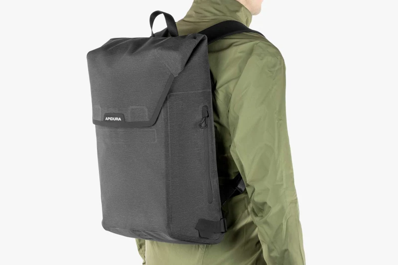 apidura-city-backpack-17l-on-body-2-1.jpg