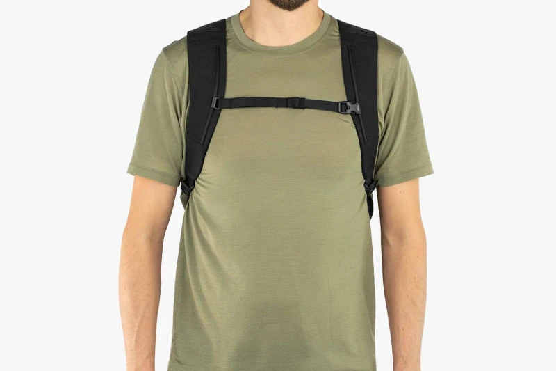 apidura-city-backpack-20l-on-body-5.jpg
