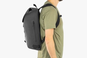 apidura-city-backpack-20l-on-body-3.jpg