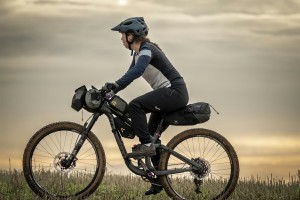 apidura-backcountry-saddle-pack-6l-lifestyle-2.jpg