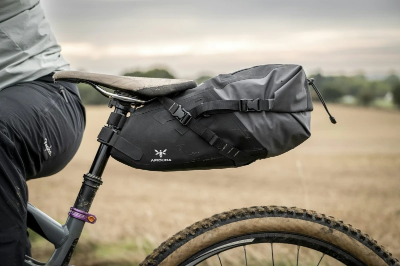 apidura-backcountry-saddle-pack-6l-lifestyle.jpg