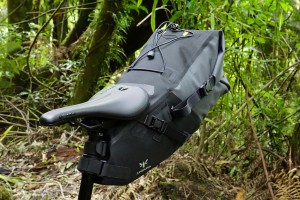 apidura-backcountry-saddle-pack-10l-lifestyle.jpg