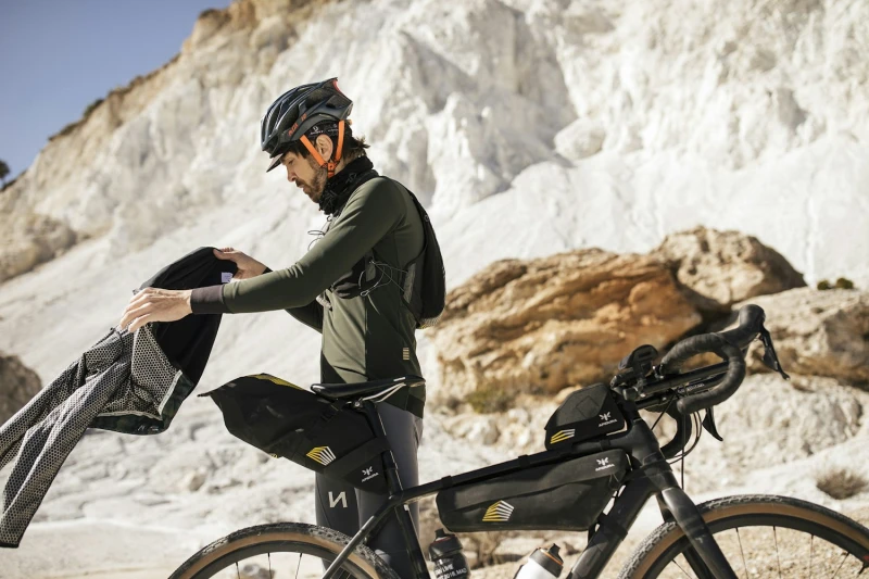 apidura-racing-saddle-pack-7l-lifestyle.jpg