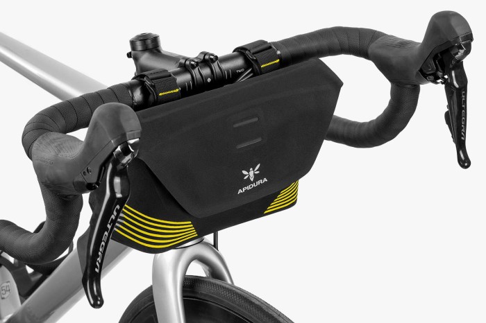apidura-racing-handlebar-pack-2l-on-bike-2.jpg