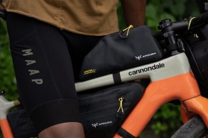 apidura-expedition-bolt-on-top-tube-pack-lifestyle-1.jpg