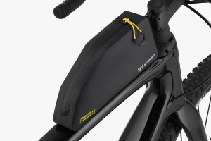 apidura-expedition-bolt-on-top-tube-pack-1l-on-bike-2-2.jpg