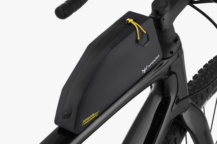 apidura-expedition-bolt-on-top-tube-pack-1l-on-bike-2-2.jpg