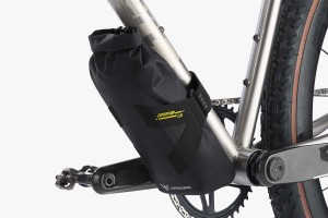 apidura-expedition-downtube-pack-1.5l-on-bike-3.jpg