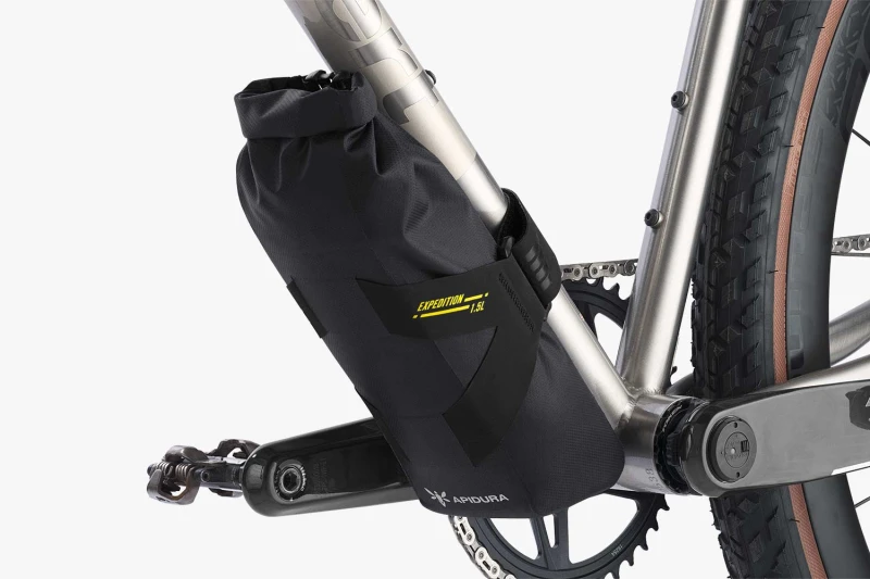 apidura-expedition-downtube-pack-1.5l-on-bike-3.jpg
