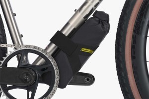 apidura-expedition-downtube-pack-1.5l-on-bike-1.jpg
