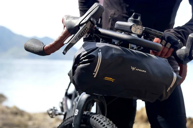 apidura-expedition-handlebar-pack-lifestyle-4.jpg