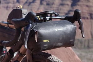 apidura-expedition-handlebar-pack-lifestyle-1.jpg