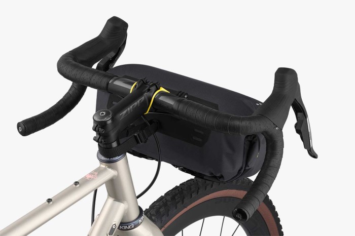 apidura-expedition-handlebar-pack-9l-on-bike-3.jpg