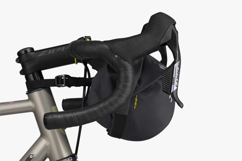 apidura-expedition-handlebar-pack-9l-on-bike-2.jpg