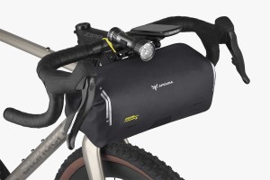 apidura-expedition-handlebar-pack-9l-on-bike-mounts-1.jpg