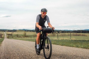 apidura-expedition-handlebar-pack-lifestyle-6 (1).jpg