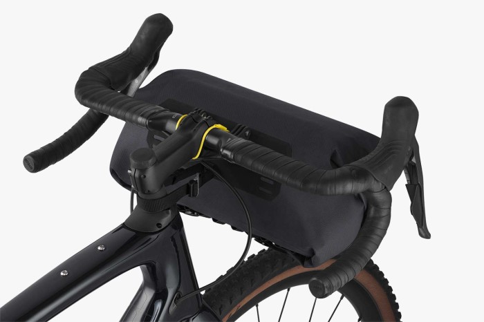 apidura-expedition-handlebar-pack-14l-on-bike-4-1.jpg