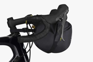 apidura-expedition-handlebar-pack-14l-on-bike-2.jpg