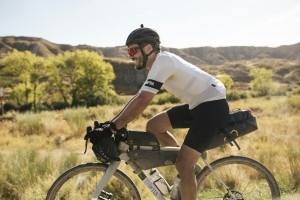 apidura-racing-frame-pack-4l-lifestyle-1.jpg
