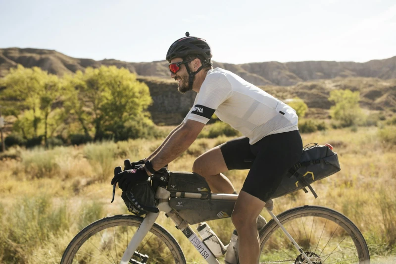 apidura-racing-frame-pack-4l-lifestyle-1.jpg