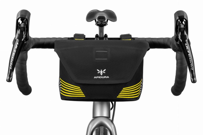 apidura-racing-handlebar-pack-2l-on-bike-1-hires.jpg