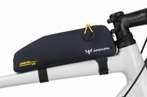 apidura-expedition-top-tube-pack-0.6l-on-bike-1-hires.jpg.jpg