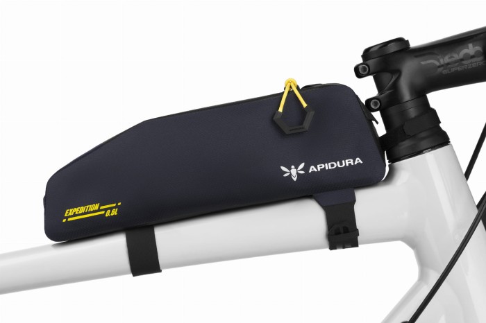 apidura-expedition-top-tube-pack-0.6l-on-bike-1-hires.jpg.jpg