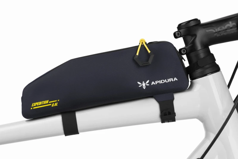 apidura-expedition-top-tube-pack-0.6l-on-bike-1-hires.jpg.jpg
