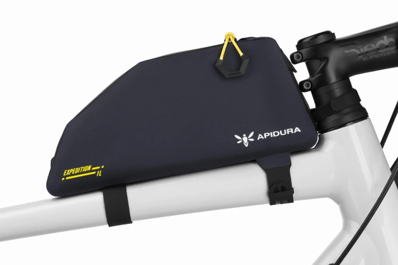 apidura-expedition-top-tube-pack-1l-on-bike-1-hires.jpg.jpg