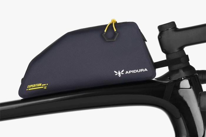 apidura-expedition-bolt-on-top-tube-pack-1l-on-bike-1.jpg