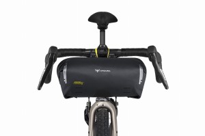 apidura-expedition-handlebar-pack-9l-on-bike-4-hires.jpg