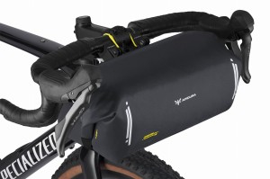 apidura-expedition-handlebar-pack-14l-on-bike-1-hires.jpg